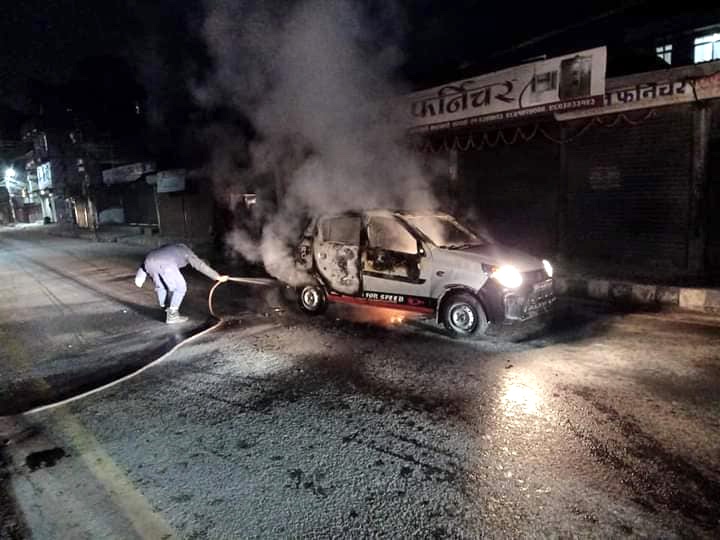 काठमाडौँमा अज्ञात व्यक्तिहरुद्वारा ट्याक्सीमा आगजनी