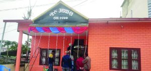 विद्यार्थीबाट शिक्षकलाई घर गुरुदक्षिणा !