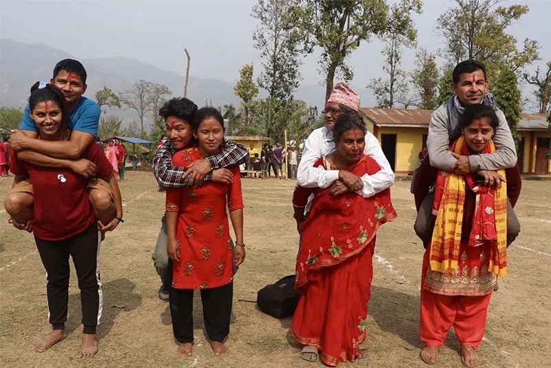 जब श्रीमतीले श्रीमान् बोकेर दौडिए !