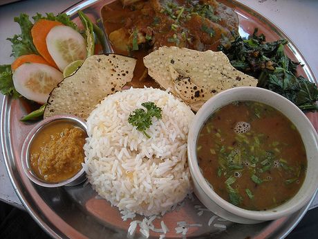 यस्ताे सेवा , को-रोना सङ्क्रमित र बिरामि कुरुवालाई २० रुपैयामै पेटभरि खाना खुवाउने