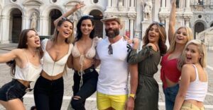 यी हुन् संसारकै धनी जुवाडे, जस्ले युवतीलाई पनि….
