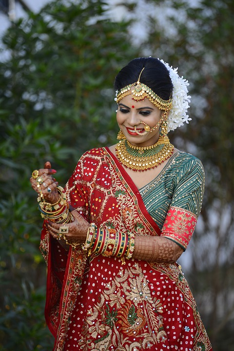 विवाहित महिलालाई किन आँखा लगाउँछन्  ?