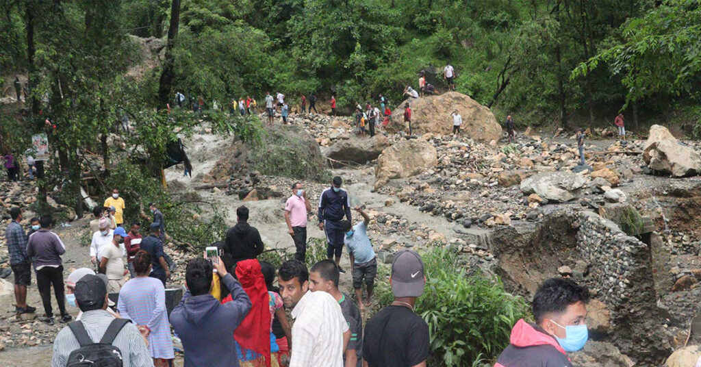 पर्वतमा बाढीले गाडी बगाउँदा इन्जिनियरसहित २ वेपत्ता