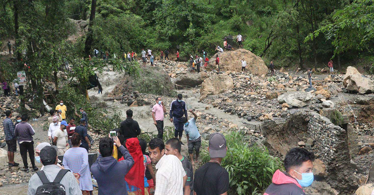 पर्वतमा बाढीले गाडी बगाउँदा इन्जिनियरसहित २ वेपत्ता