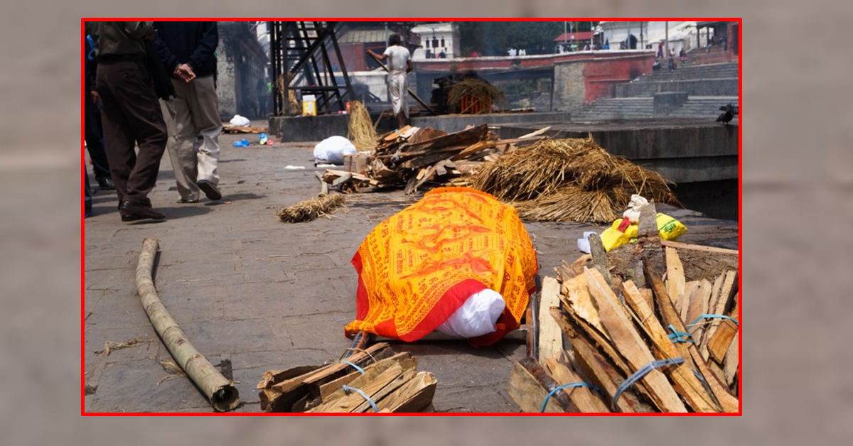 एक ६० वर्षीया महिला जो अन्तिम संस्कारका लागि लगेका श’वका गहना र पर्स चो’र्थिन