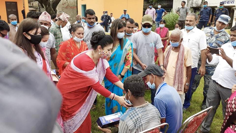 पूर्वयुवराज्ञी हिमानी शाहद्वारा राहत वितरण