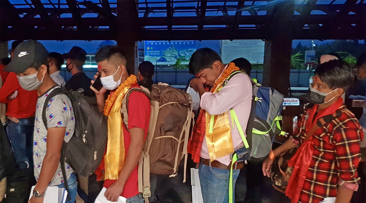 घटस्थापनाको दिन भक्कानिँदै परदेश