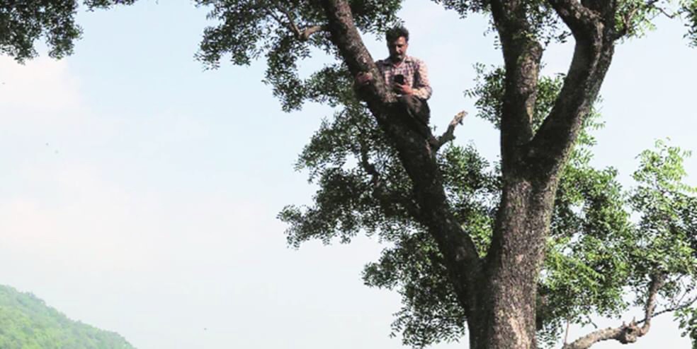 फोन नेटवर्कको लागि अग्लो डाँडा उक्लन बाध्य छन् हुम्लाबासी