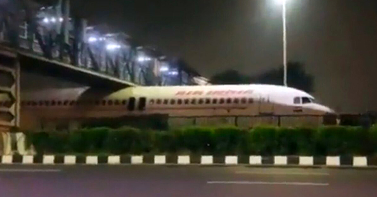 दिल्लीमा आकाशे पुलमूनि अड्कियो जहाज, भिडिओ भयो भाइरल! ( भिडिओ )
