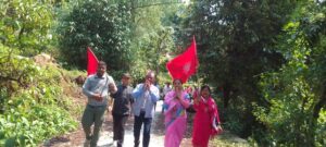 ७० बर्षिय आमाको हातबाट टीका लगाई घरदैलो कार्यक्रम जारी