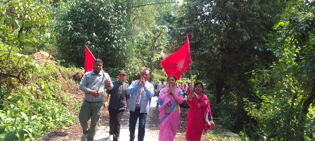 ७० बर्षिय आमाको हातबाट टीका लगाई घरदैलो कार्यक्रम जारी