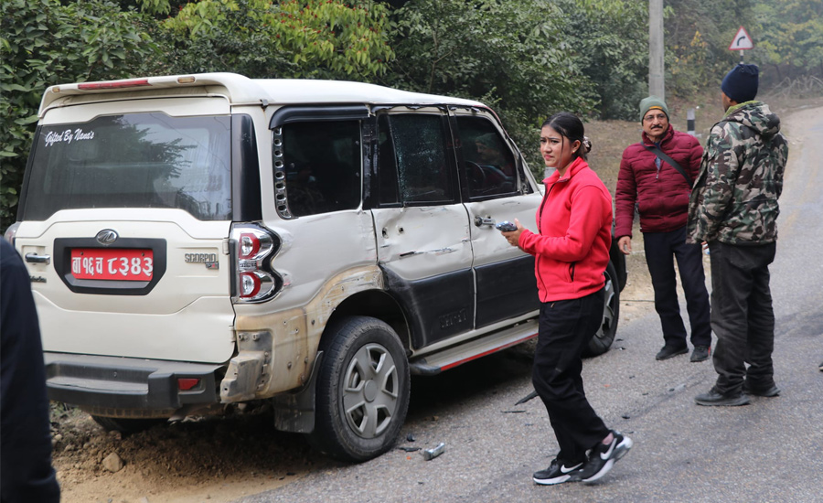 गायिका रचना रिमाल सवार गाडी ट्रकसँग ठोक्कियो