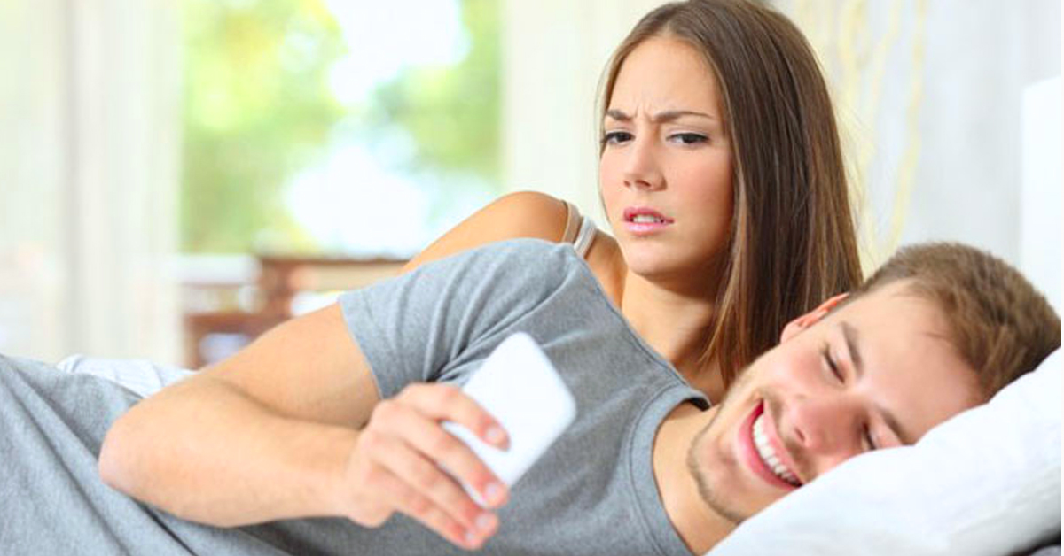 आफ्नो जीवनसाथीको फोन लुकी–लुकी हेर्ने तीव्र इच्छा किन हुन्छ ?